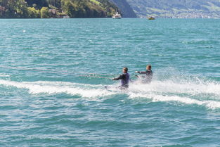 kaiyun开云体育-“快艇冲浪：东三叉湖赛场极速角逐，掀起水上运动的新浪潮”